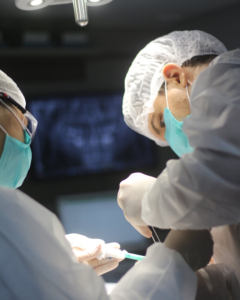 Equipe em procedimento cirúrgico na Oral Unic Campo Grande
