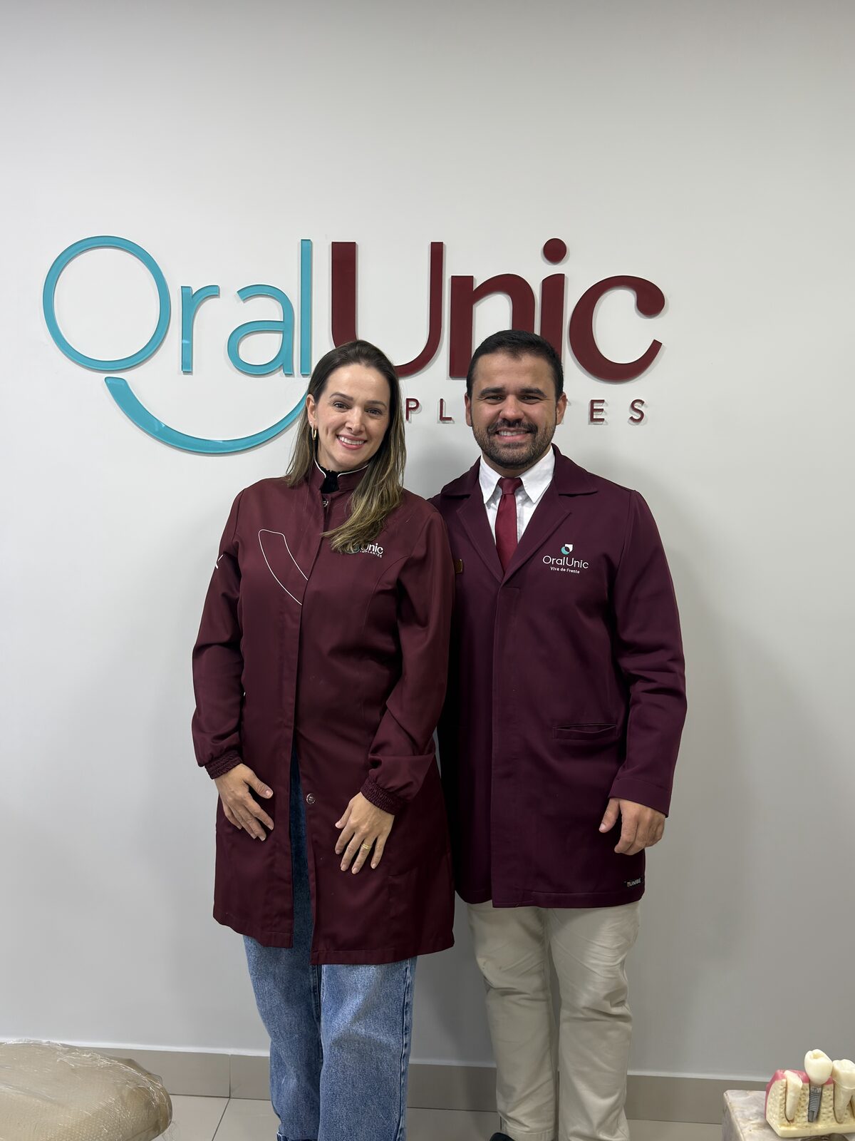 Dra. Luciana Piroli e Dr. Gabriel — cirurgiões-dentistas proprietários da Oral Unic Campo Grande