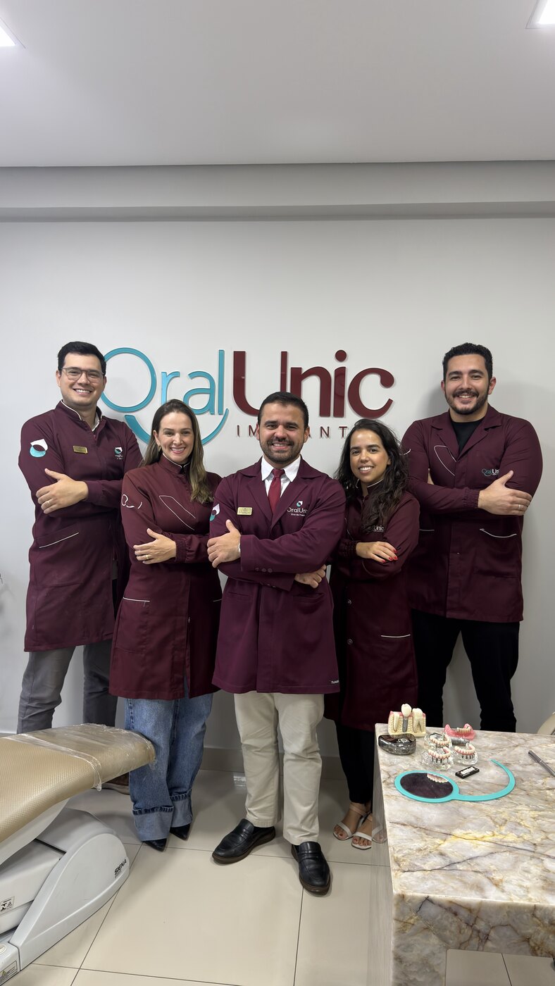 Equipe completa da Oral Unic Campo Grande na recepção da clínica